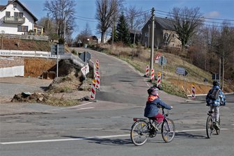 Wolfsschlucht in Langenchursdorf: Straßenbau wird fortgesetzt - Die Zufahrt zur Bräunsdorfer Straße ist bislang unübersichtlich und gefährlich. Ab 4. März wird die Straße gebaut, die Straßenführung leicht geändert. Dafür ist eine Vollsperrung nötig.