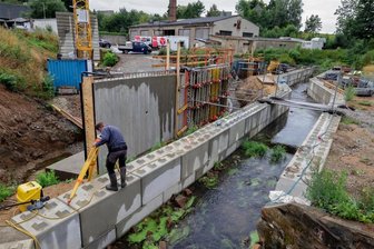 Wolfsschlucht Langenchursdorf: Felsiger Untergrund erschwert die Arbeiten am Hang - Beim Straßenbauprojekt an der Wolfsschlucht soll bis Ende 2025 die Straße begradigt und der Buswendeplatz erneuert werden. Auch der Bachlauf wird im Zuge der Maßnahme verändert.