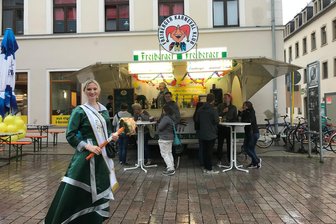 Wolken überm Bergstadtfest mit Aussicht auf Besserung - Bergstadtkönigin Lucy im Regen.