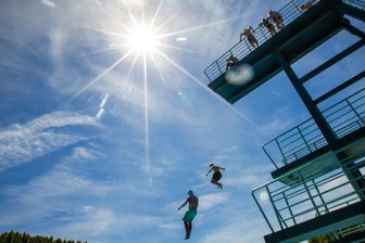 Wolken überm Freibadhimmel - In Sachsen hat nun die Landesschwimmmeisterschule alle Lehrgänge abgesagt. Der Vorbereitungslehrgang für die Prüfung im Herbst fällt aus, die Meisterprüfung auch.