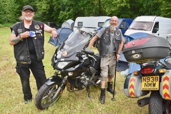 Wolkenburg wird zu Pfingsten wieder zum Biker-Mekka - Roy Liach (li.) und Mac McGuiri kamen mit ihren Motorrädern aus dem englischen Manchester nach Wolkenburg.