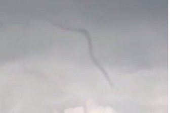 Sieht aus wie ein dunkler Strich am Himmel: Kathleen Albrecht hatte im Juni eine Trichterwolke über Niederwiesa gefilmt