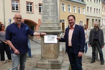 Im Beisein von Bürgermeister Wolfram Liebing (rechts) übergab Michael Hock (links) die Petition an den CDU-Landtagsabgeordneten Jörg Markert.