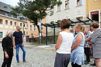 Wolkenstein: Freude über erneuerte Straßen, doch nun fehlt es an Geld - Bürgermeister Wolfram Liebing und Bauamtsleiter Jens Voigt (von links) freuen sich mit den Gästen der Dankesrunde über die neue Bushaltestelle.