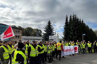 Wolkenstein: Streikbrecher aus Polen bei Paper & Design - In dieser Woche haben Mitarbeiter des Unternehmens Paper & Design an der Heinzebank jeden Tag gestreikt.
