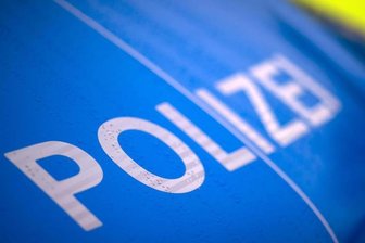Wolkenstein: Ursache von Blutlache bleibt unklar -            Der Schriftzug «Polizei» steht auf einem Streifenwagen.