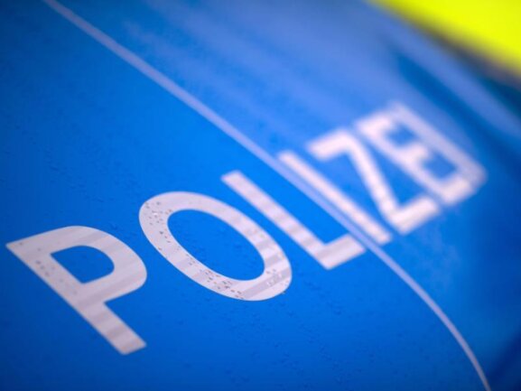 Wolkenstein: Ursache von Blutlache bleibt unklar -            Der Schriftzug «Polizei» steht auf einem Streifenwagen.