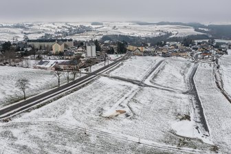 Wolkensteiner Baugebiet komplett leer, andernorts wird eifrig gebaut: Was ist da los? - Das Wolkensteiner Baugebiet „Am Hüttenbach“ ist bereits seit Herbst 2023 erschlossen, aber noch komplett leer.