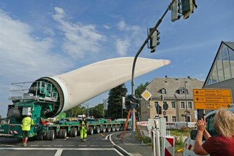 Mit enormem Aufwand sind im vergangenen Sommer riesige Bauteile für drei neue Windkraftanlagen vom Lagerplatz an der Heinzebank nach Voigtsdorf gebracht worden. Dieses Rotorblatt wiegt 21 Tonnen und ist rund 80 Meter lang. Die Nabenhöhe der Anlagen in Voigtsdorf beträgt 119 Meter. Ähnliche Ausmaße dürften die Bauteile der in Drebach geplanten Anlagen haben. Die Windräder sollen dort sogar mit einer Nabenhöhe von 148 beziehungsweise 169 Metern errichtet werden.