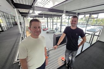 „Wollen alles hineinpacken, was wir können“: Koch aus dem Vogtland serviert Luxus-Dinner in Autohaus - Kevin Seidel (rechts) und Sören Strauß, Vertriebsleiter bei der Auto Müller GmbH, oberhalb des Show-Rooms bei Mercedes Benz in Oberlosa. Hier findet das Gala-Dinner statt.