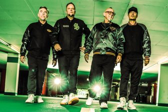 Wollen die City rocken: Die Fantastischen Vier kommen nach Zwickau - And. Ypsilon, Smudo, Thomas D und Michi Beck (von links) gratulieren im September 2025 der Stadthalle zum 25-jährigen Bestehen.