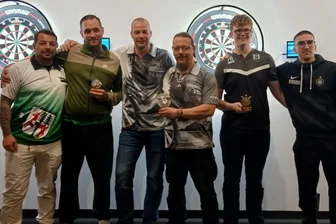 Wollen es wie beim World Grand Prix machen: Reichenbacher Dart-Turnier soll noch schwerer werden - Die Sieger des Reichenbacher Dart-Turniers: Syrau Platz 1 (Mitte), links DC Rehau Platz 2, rechts BSG Wismut Aue Platz 3.