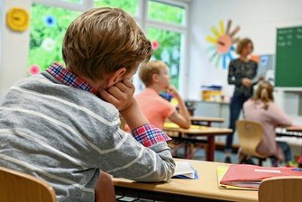 Wollten Kind an eigener Schule unterrichten: Eltern aus dem Vogtland verurteilt - Unterricht fernab staatlicher Strukturen wollten Eltern aus dem Göltzschtal für ihren Sohn schaffen. Da das schief ging, sammelte der Junge 52 Fehltage. Deshalb wurden die Eltern zu einer Geldstrafe verurteilt. 