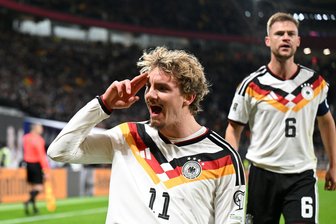 Woltemade als Comic-Held mit falschem Namen - Nick Woltemade jubelt über ein Tor im DFB-Trikot (Archivbild). 