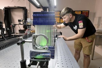 Womit beschäftigt sich eigentlich das Fraunhofer-Institut in Zwickau? - Dominik Becher, Student der Physikalischen Technik, arbeitet im Institut an der Filterprüfanlage.