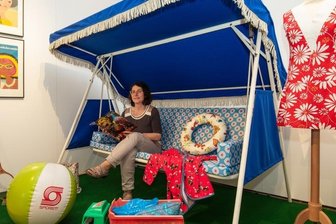 Womit das Ferienprogramm im Museum aufwarten will - Ist Teil der aktuellen Ausstellung im Textil- und Rennsportmuseum: Nicht Marina Palm selbst, dafür aber die DDR-Hollywoodschaukel aus Familienbesitz, die die Museumsleiterin extra zur Verfügung gestellt hat.