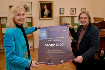 Womit das Schumann-Fest 2025 überrascht: Musik, die bisher noch nie gehört wurde in Zwickau - Kulturamtsleiterin Bianca Dommes und Thomas Synofzik, Leiter des Robert-Schumann-Hauses Zwickau, bei der Vorstellung des Plakats fürs Schumann-Fest 2025.
