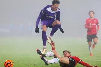 Womit der FC Erzgebirge Aue nach der Niederlage in Hannover hadert - Marcel Bär (oben) und seine Veilchen kämpften auch in Unterzahl, hatten aber nicht das nötige Glück.