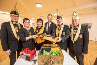 Womit die vogtländischen Karnevalisten bei der Schlüsselrückgabe die Plauener Rathausspitze überraschten - Die Karnevalisten brachten am Mittwoch den Plauener Rathausschlüssel zurück.