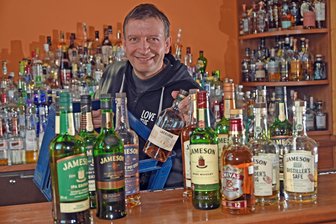 Womit ein Flöhaer Barmeister bei den Genusstagen überraschen will - Tilo Erdmann packt Flaschen mit hochprozentigen Getränken für die Genusstage im Wasserschloss Klaffenbach.