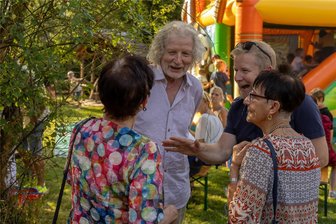 Womit MDR-Sprecher Steyer beim Tiergartenfest in Falkenstein überrascht wurde - Christian Steyer (links) und Falkensteins Bürgermeister Marco Siegemund im Gespräch mit zwei Gästen des Festes.