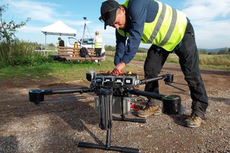 Wonach Drohnen über Augustusburg suchen - Damit die Drohne genügend Power hat, wechselten die Drohnenpiloten in regelmäßigem Rhythmus die entleerten Akkus gegen geladene aus.