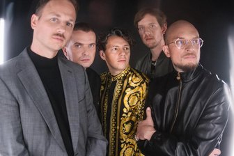 Woods Of Birnam mit Christian Friedel treten wieder auf: „Wäre schön, wenn wir öfter auf Tour gehen könnten“ - Christian Friedel (Mitte) mit Woods Of Birnam.