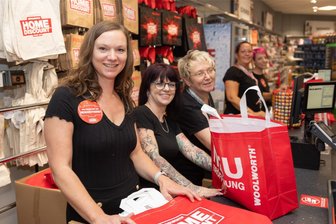 Woolworth öffnet Filiale im Erzgebirgscenter an der B 101: Drogeriekette zieht nebenan ein - Der Discounter Woolworth hat am Donnerstag eine Filiale im Erzgebirgscenter in Annaberg-Buchholz eröffnet. Im Bild: Marktleiterin Katharina Mey, Stefanie Lenhardt, Mandy Böttrich, Nicole Fernandez Falk und Sindy Andersen (v. l.).