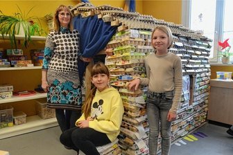 Woran Auerbacher Diesterweg-Hortkinder forschen - Die experimentierfreudige Hortnerin Birgit Lorenz mit den "Kleinen Forscherinnen" Linja und Leonie (rechts) vorm Haus aus Eierkartons.