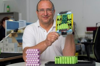 Woran erkenne ich einen guten Akku? - Kraftpaket: Liofit-Geschäftsführer Dr. Ralf Günther zeigt das Innenleben eines E-Bike-Akkus.