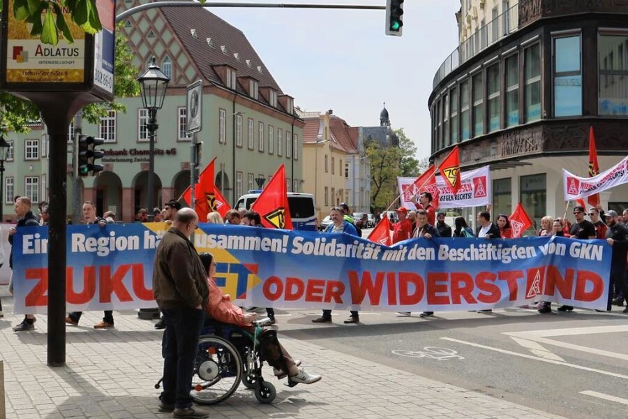 Woran es bei der Investorensuche für GKN in Zwickau bislang hapert - 1. Mai in Zwickau: Zum ersten Mal seit längerer Zeit stehen die Schicksale der GKN-Arbeiter einmal wieder im Mittelpunkt. Die Gewerkschaften bekunden ihre Solidarität. Aber wird es die Arbeitsplätze auch nach 2025 weiter geben? 