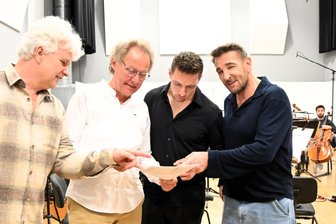 Woran TV-Star Mark Keller mit der Vogtland Philharmonie arbeitet – „Wann treten Sie bei uns auf?“ - Letzte Absprachen vor der CD-Aufnahme: Ulrich Wenzel und Stefan Fraas von der Vogtland Philharmonie und der Schlagersänger Ramon Roselly mit Mark Keller.