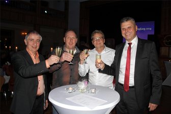 Worauf die Elsterberger bei ihrem Neujahrsempfang des örtlichen Gewerbevereins angestoßen haben - Gewerbevereinsvorsitzender Sven Haller (rechts) erhebt zusammen mit Bürgermeister Axel Markert (SPD), dem Kleingeraer Schützenvereinsvorsitzenden Ralf Krause und Dachdeckermeister Sven Thumstädter (von links) sein Glas, um auf ein erfolgreiches 2024 zu trinken.