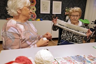 Worauf sich fast 100-jährige Mülsener alle 14 Tage freuen - Schülerin und Lehrerin sind sich für die „niederen Arbeiten“ nicht zu schade: Renate Ruß (links) und Ingeborg Landgraf.