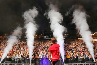 Worauf sich Zwickau 2022 freuen kann - Ein Foto wie aus einer anderen Zeit: Im August 2019 brachte DJ Antoine beim Stadtfest die Menge auf dem Hauptmarkt zum Kochen. Wenn es nach der Stadt geht, gibt es in diesem Sommer ähnliche Szenen. 