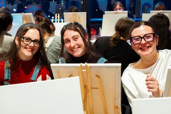 Worin liegt der Reiz beim Trend-Event „Wine & Paint“? - Das Freundinnen-Trio Celina Wildfeuer, Anna Geilert und Paulina Momot (von links) skizziert erst mal vor.