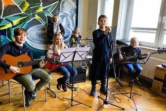 Worin sich die private Trias-Schule in Elsterberg von staatlichen Schulen unterscheidet - Die neu gegründete Schulband unter Leitung von Musiklehrer Pascal Fläschendräger hat noch keinen Namen. Sie probt im Elsterberger Burgkeller. Die Instrumente wurden extra gekauft.