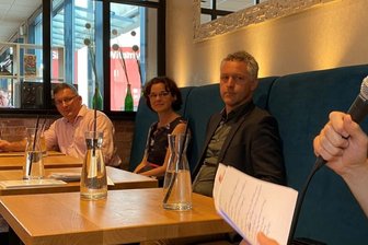 Worin unterscheiden sich die Kandidaten? - Podiumsdiskussion im Bäckerei-Café: Jens Juraschka (SPD), Dorothee Obst (Freie Wähler) und Carsten Michaelis (CDU) beantworten Fragen zu Wirtschaftsthemen.