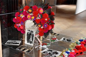 Workshop auf Burg Mylau: Wie geht das mit dem Kopftuch? - Eine Brautkrone wie sie noch in den 1950er-Jahren in Dörfern der ukrainischen Region Poltava getragen wurde.