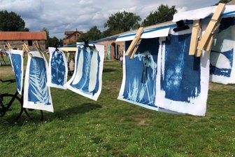 Workshop im Kurfürstin-Anna-Garten: Augustusburger lassen Bilder von der Sonne drucken - Strahlend blau werden die Drucke, nachdem die Sonne darauf geschienen hat.