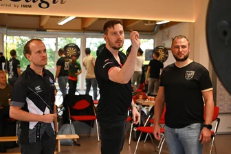 Dartprofi Florian Hempel (M.) zeigte Michael Kiesewetter (l.) und Dominik Krumbiegel einige Kniffe beim Werfen.