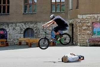 Workshops im Plauener Malzhaus: Wie man mit dem BMX-Rad zum Sprung ansetzt - Die Abkürzung BMX steht für Bicycle Motorcross. Es ist eine amerikanische Sportart, die es seit den 1960er-Jahren gibt. Hierbei führen die Sportler auf einem speziellen Fahrrad verschiedene Tricks aus.