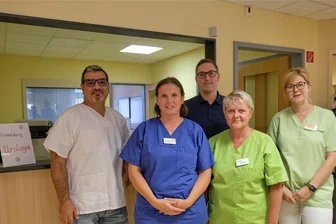 Wort gehalten: Praxisnah-MVZ nimmt Sprechstundenbetrieb in Reichenbach auf - Das Team der Urologie freut sich, im neuen MVZ Reichenbach loslegen zu können: (von links) Fernando Al Kassam, Stephanie Jung, Nils Schmuck, Heike Meyer und Anne Zwansleitner.