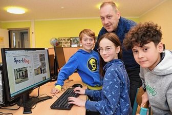Worüber der "Sperkling" zwitschert - Horterzieher Enrico Bloch erstellt mit Schülern eine Schülerzeitung an der Grundschule am Stadion in Oelsnitz. Den Kindern Curt (links), Jule (Mitte) und Riduan (rechts) macht dies viel Freude. 