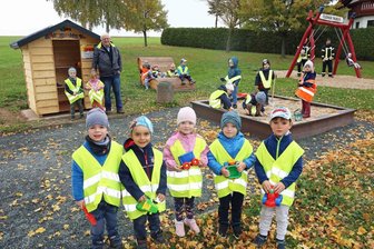 Worüber sich die Mäuse-Gruppe aus Fraureuth beim Spaziergang freuen kann - Der Spielplatz ist in den letzten Monaten unter der Regie des Ortschaftsrates und mit Unterstützung von Feuerwehr und örtlichen Unternehmen wieder hergerichtet worden.