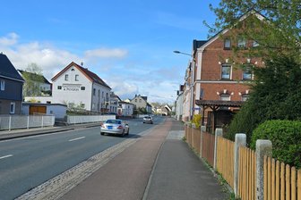 Wovor ein Restaurant in Westsachsen seine Besucher warnt - Der Fuß- und Radweg an der Ortsdurchfahrt Fraureuth nahe dem neuen Restaurant (links) wird oft zugeparkt.