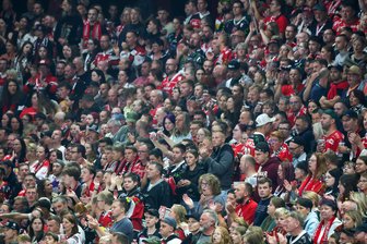 Wow-Effekt, Besuch vom Rechtsanwalt, Pyrotechnik und Brandwache: Was vor und nach dem ersten Heimspiel der Eispiraten Crimmitschau aufgefallen ist - Tolle Kulisse und tolle Unterstützung: 3743 Zuschauer waren am Freitagabend im Kunsteisstadion im Sahnpark.