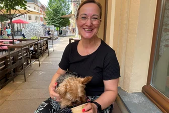 Wow: In Freiberg gibt es Hundeeis - Was ist denn das? Neugierig schnüffelt Hündchen Otty am neuen Hundeeis des Lokals „Stadtwirtschaft“ in der Burgstraße in Freiberg. Sein Frauchen Andrea Beyer freut sich darüber.