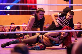 Wrestling in Altmittweida: Mittweidaerin nutzt im Ritterhof ihren Heimvorteil und erobert Titel zurück - Jana Eichmann (h.) holte sich beim Showabend in Altmittweida den Titel von der Ungarin Iva Kolasky zurück.