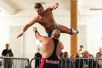 Wrestling-Talent aus dem Erzgebirge: Jannik Schreier nimmt es mit Rambo auf - Jannik Schreier alias "Nick Schreier" stürzt sich wagemutig auf seinen Gegner namens "Rambo". Die Wrestling-Leidenschaft führte den Bernsbacher nach Dresden. Inzwischen steht er in ganz Europa im Ring.